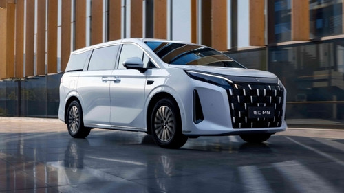 BYD Linghui M9 вийшов у Китаї: гібридний MPV для таксі та корпоративних перевезень за 27 770 доларів