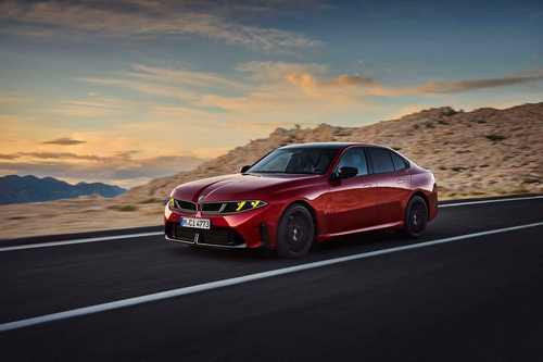 BMW M350 xDrive змінив M340i: жовта оптика, чотири патрубки та 443 к. с.