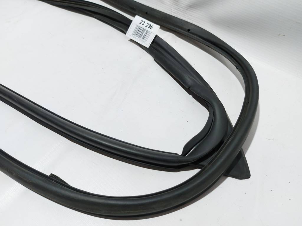 3 Ущільнювальна гумка дверей задньої правої Mazda 3 2014-2018 BHN972760C Mazda 3 6