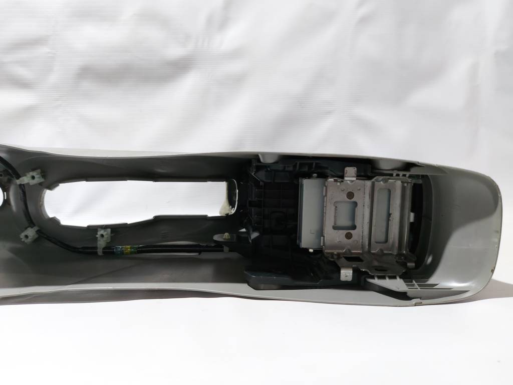 Insight Консоль центральна Honda Insight 2010-2011 83450TM8A12ZB Honda Insight 18