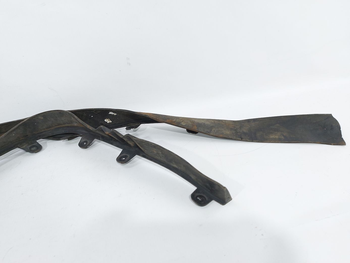 Malibu Губа подовжувач переднього бампера (порвана) Chevrolet Malibu 2016-2021 23397792 Chevrolet Malibu 3