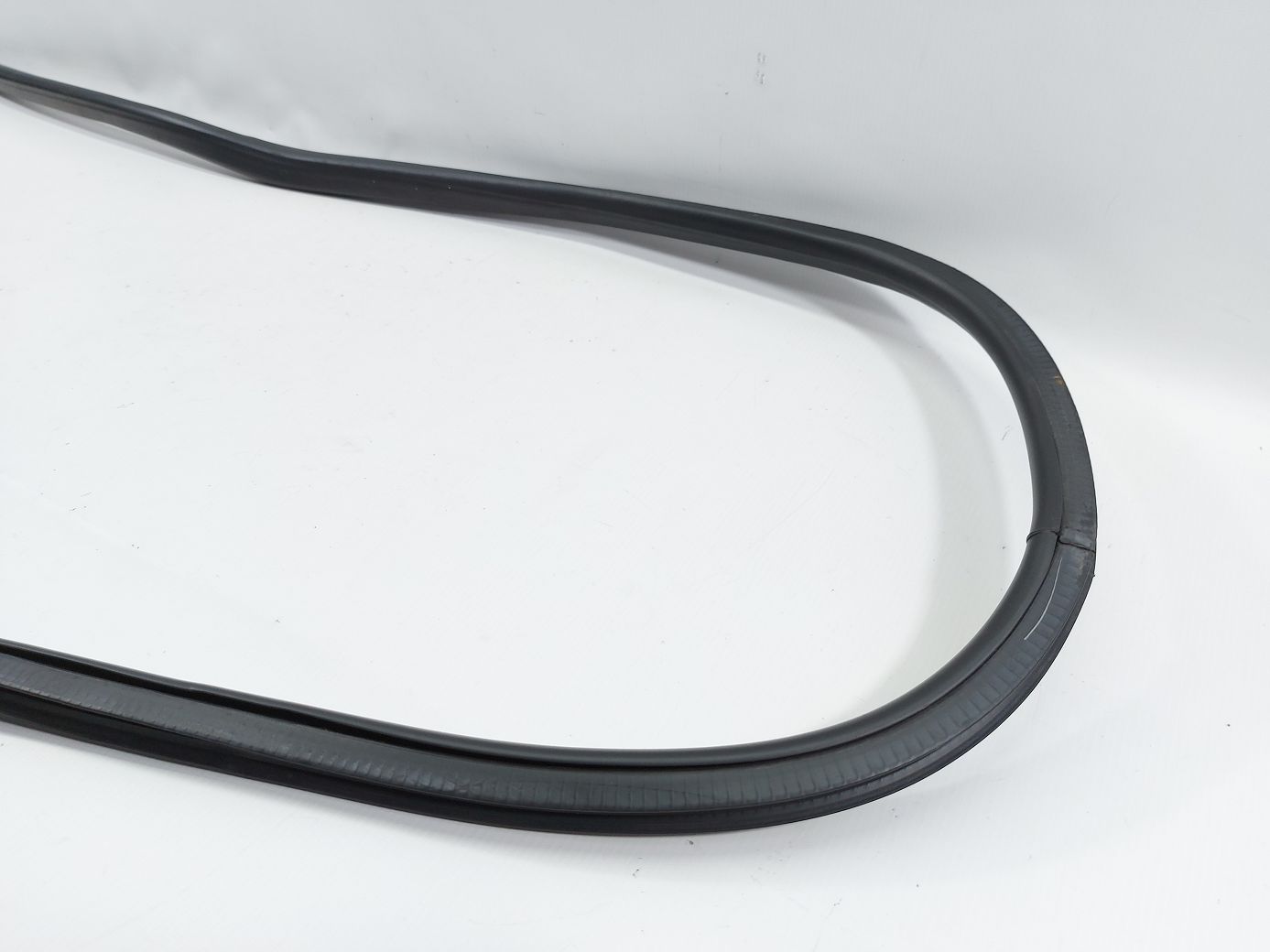 Regal Уплотнительная резинка проёма двери задней левой/правой Buick Regal 2011-2017 13228132 Buick Regal 2