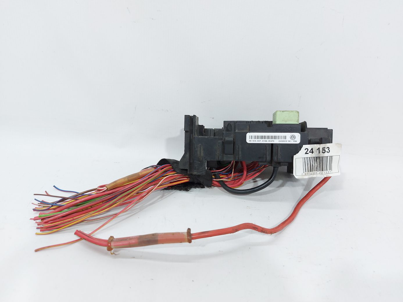 Passat. Блок предохранителей под капотом Volkswagen Passat 2012-2014 5C0937819Q Volkswagen Passat