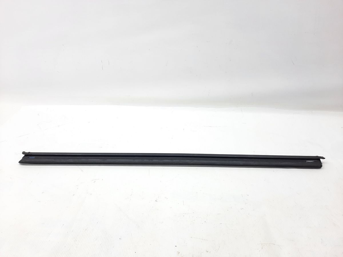 Passat s. Ущільнювач скла внутрішні двері передньої правої нижній Volkswagen Passat S 2012-2020 561837480B5AP Volkswagen Passat S