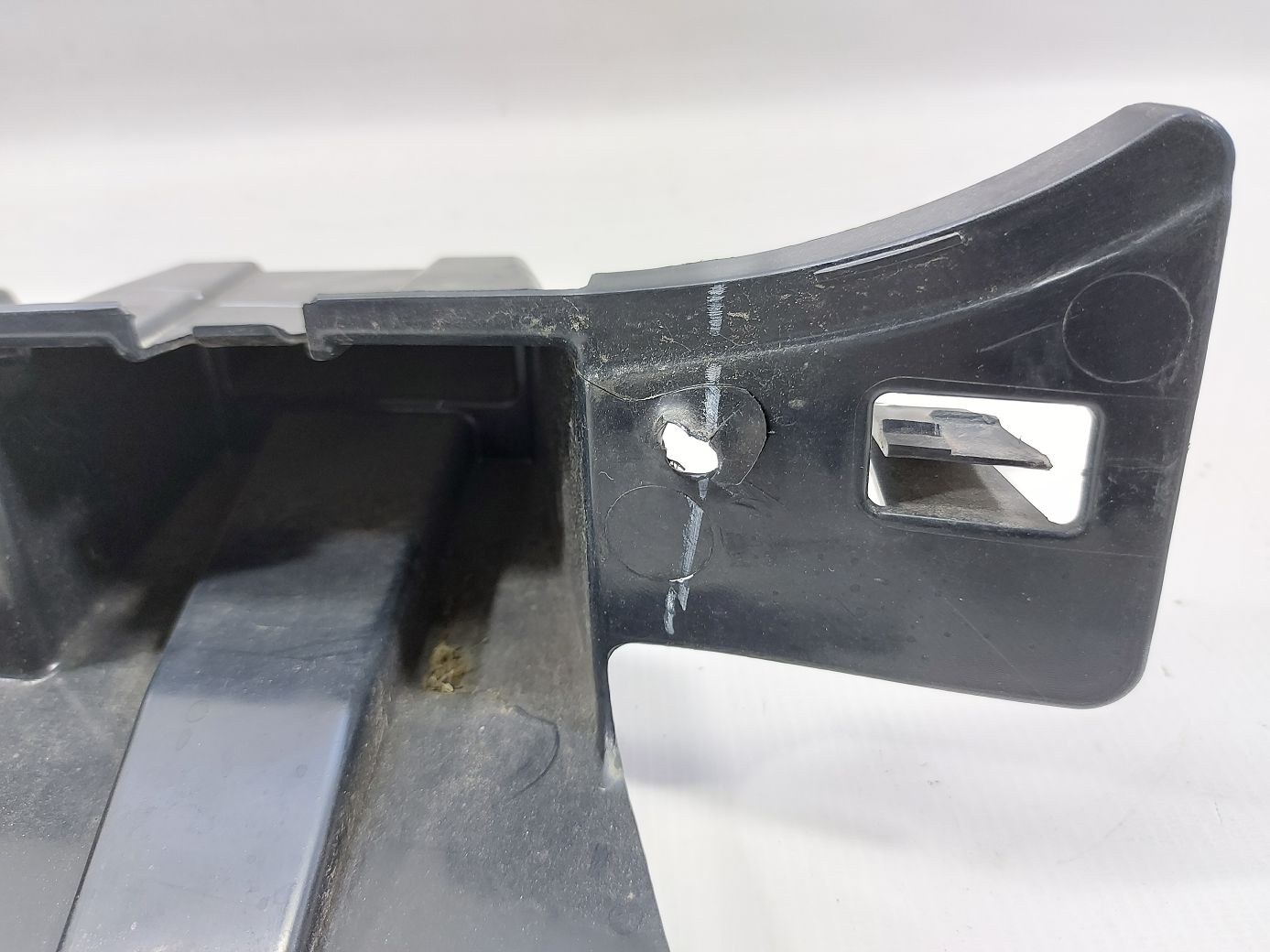 Fiesta Крепление бампера заднего центральное (нет куска крепления) Ford Fiesta 2011-2019 AE8Z17D995B Ford Fiesta 3