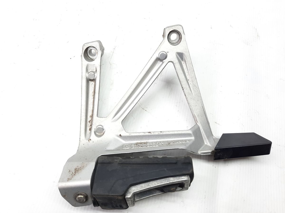 R 1200 Упор для ног пассажира правый BMW R 1200 2014 46718556264 BMW R 1200 5 R 1200 Упор для ног пассажира правый BMW R 1200 2014 46718556264 BMW R 1200 5