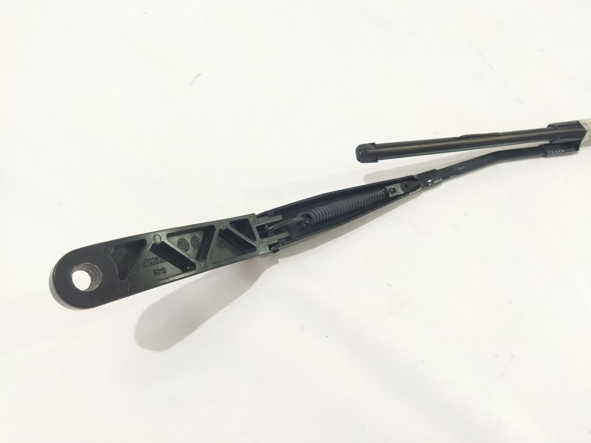 Fiesta Повідець двірника лівий Ford Fiesta 2011-2019 FE8Z17527A Ford Fiesta 4