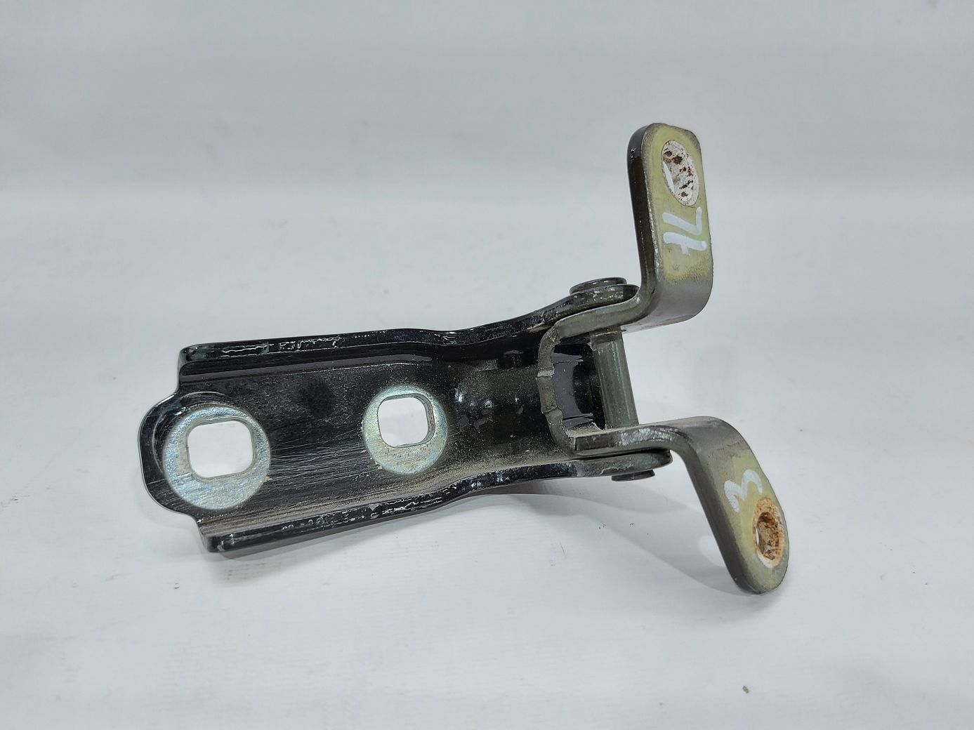 Volt. Петля двері задньої ліва нижня Chevrolet Volt 2011-2019 13501715 Chevrolet Volt