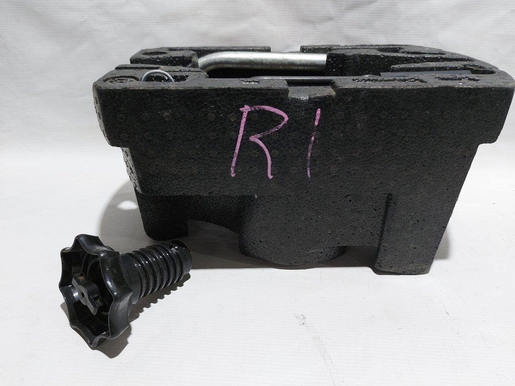 Passat s Вставка колеса запасного (пінопласт) Volkswagen Passat S 2012-2019 561012115A Volkswagen Passat S 7