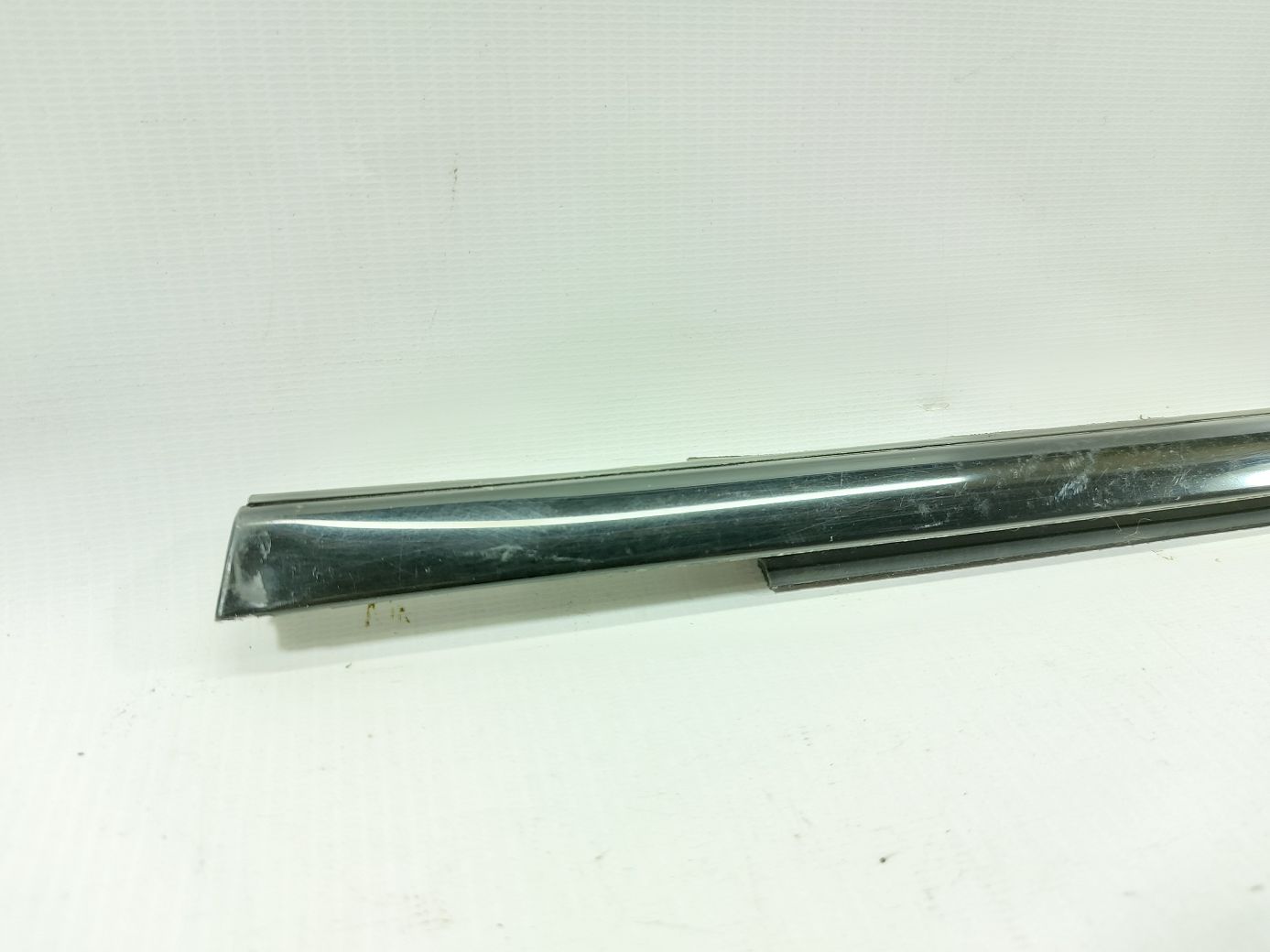 Dart Ущільнювальна гумка скла двері задньої лівої зовнішня (глянець) Dodge Dart 2013-2016 68085083AD Dodge Dart 3