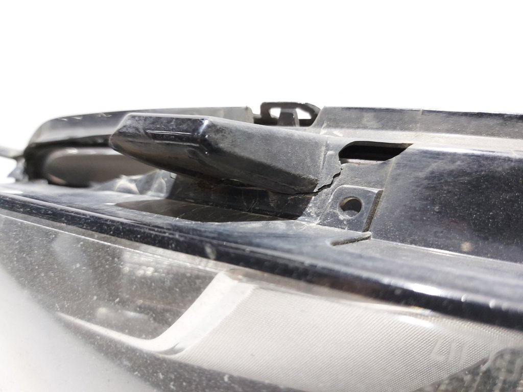 Товари з дефектами Фара передня права (дефект) Volkswagen Passat S 2012-2015 561941006D Volkswagen Passat S 24