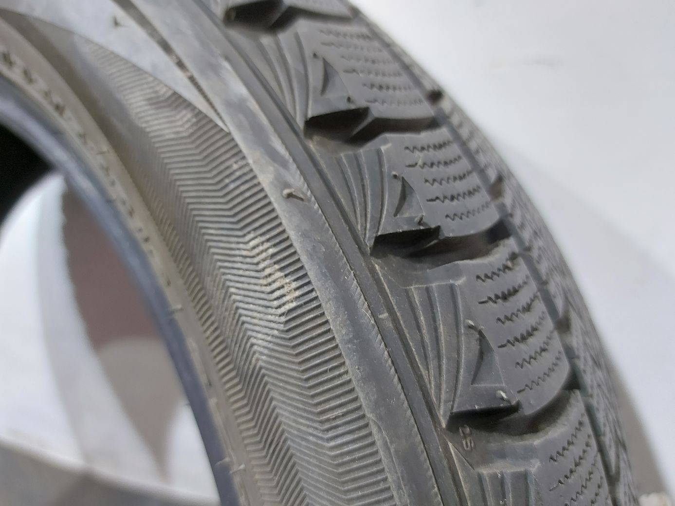 Зимние шины Гума Roadstone Winguard Ice 195/55R16 87Q зима 13