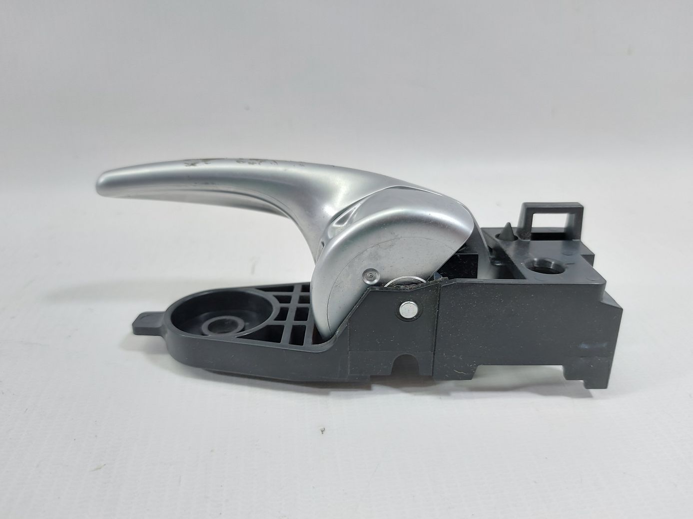 200 Ручка дверей передньої лівої внутрішня (сіра) Chrysler 200 2015 1YZ43DX9AC Chrysler 200 3