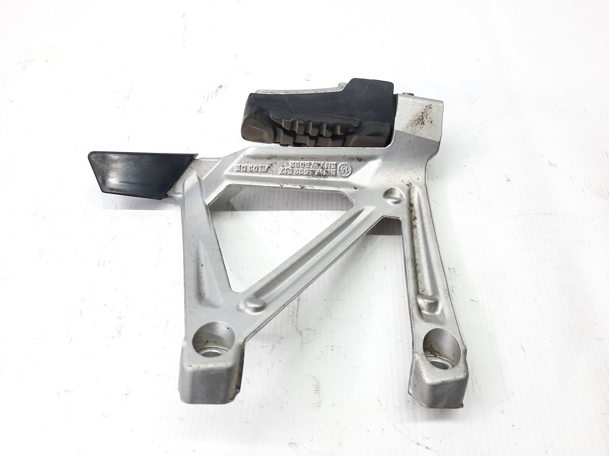 R 1200 Упор для ног пассажира правый BMW R 1200 2014 46718556264 BMW R 1200 4 R 1200 Упор для ног пассажира правый BMW R 1200 2014 46718556264 BMW R 1200 4