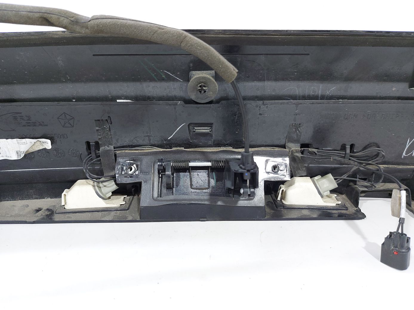 Grand caravan Накладка кришки багажника Dodge Grand Caravan 2011-2020 1UT61AXRAA Dodge Grand Caravan 9