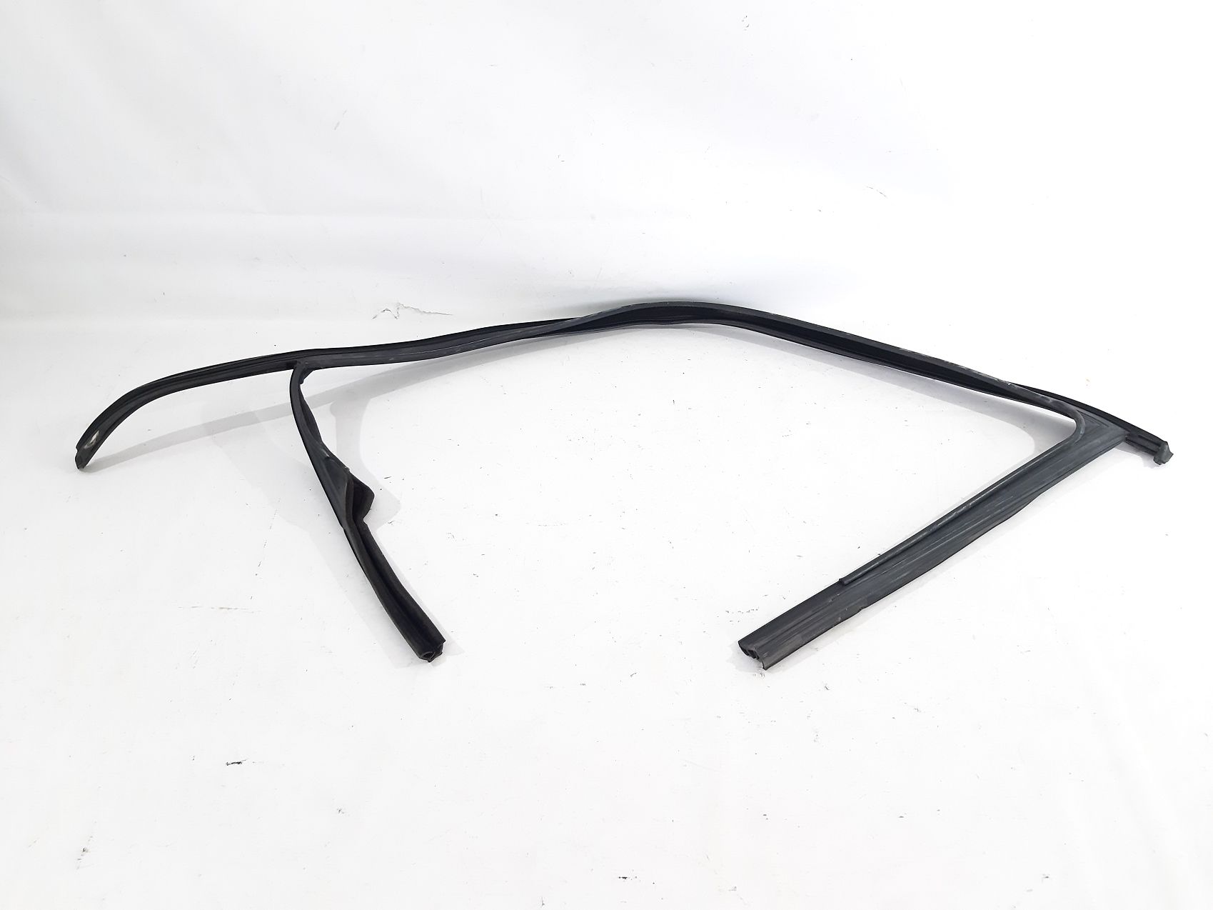 Golf. Ущільнювальна гумка скла двері передньої правої Volkswagen Golf 2010-2014 5K4837432C5AP Volkswagen Golf