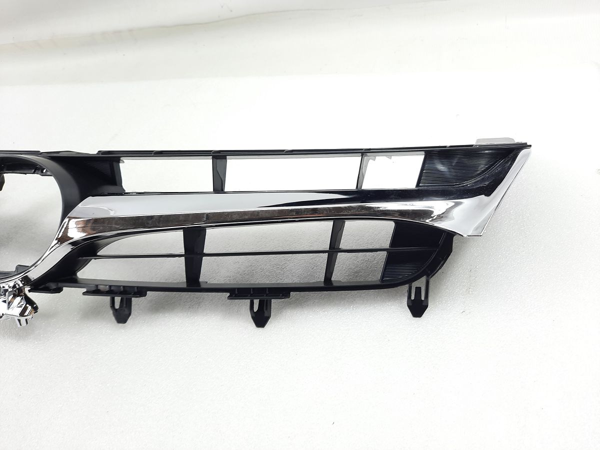  Решетка радиатора верхняя XSE Toyota Camry `15-17 Toyota Camry 3