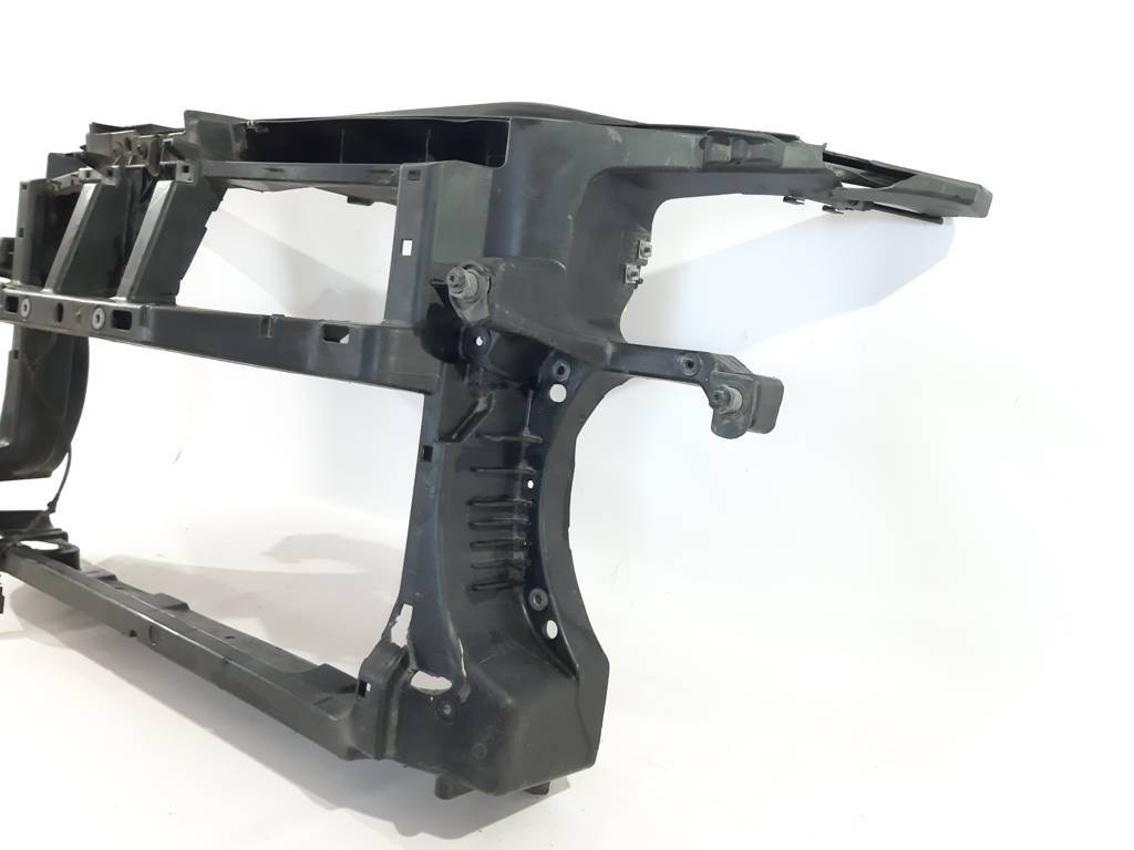 Товары с дефектами Панель передняя (телевизор) дефект Volkswagen Passat 2006-2010 3C0805588J Volkswagen Passat 4