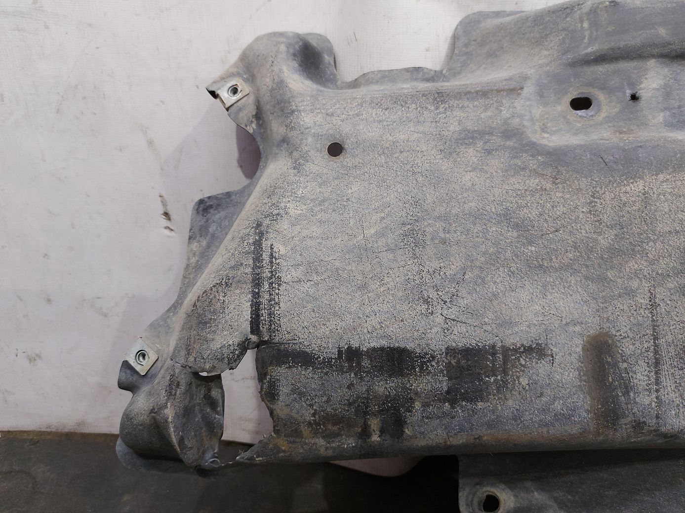 Dart Захист днища центральний правий Dodge Dart 2013-2019 68082726AE Dodge Dart 3