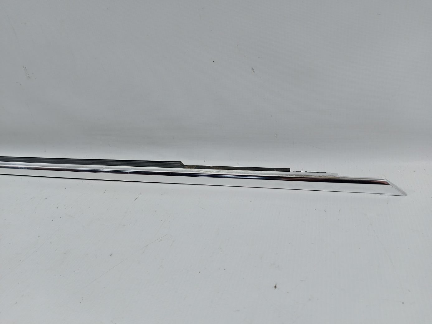 Regal Ущільнювальна гумка скла двері передньої правої зовнішня (хром) Buick Regal 2013-2018 22970642 Buick Regal 3