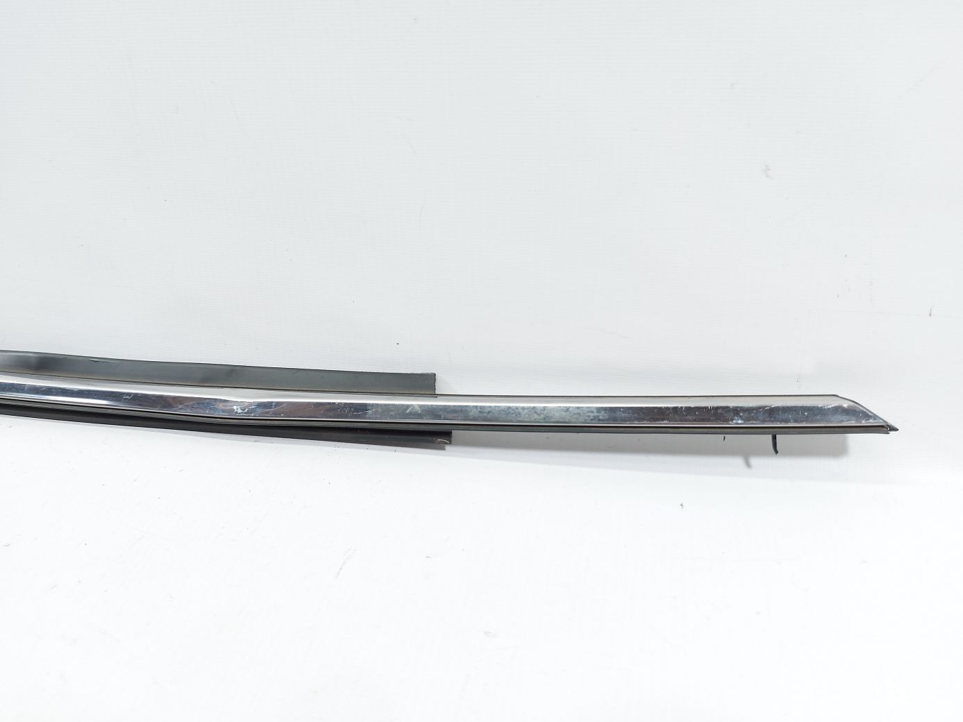 6 Ущільнювальна гумка скла двері передньої правої зовнішня (хром) Mazda 6 2014-2021 GHP950640F Mazda 6 2