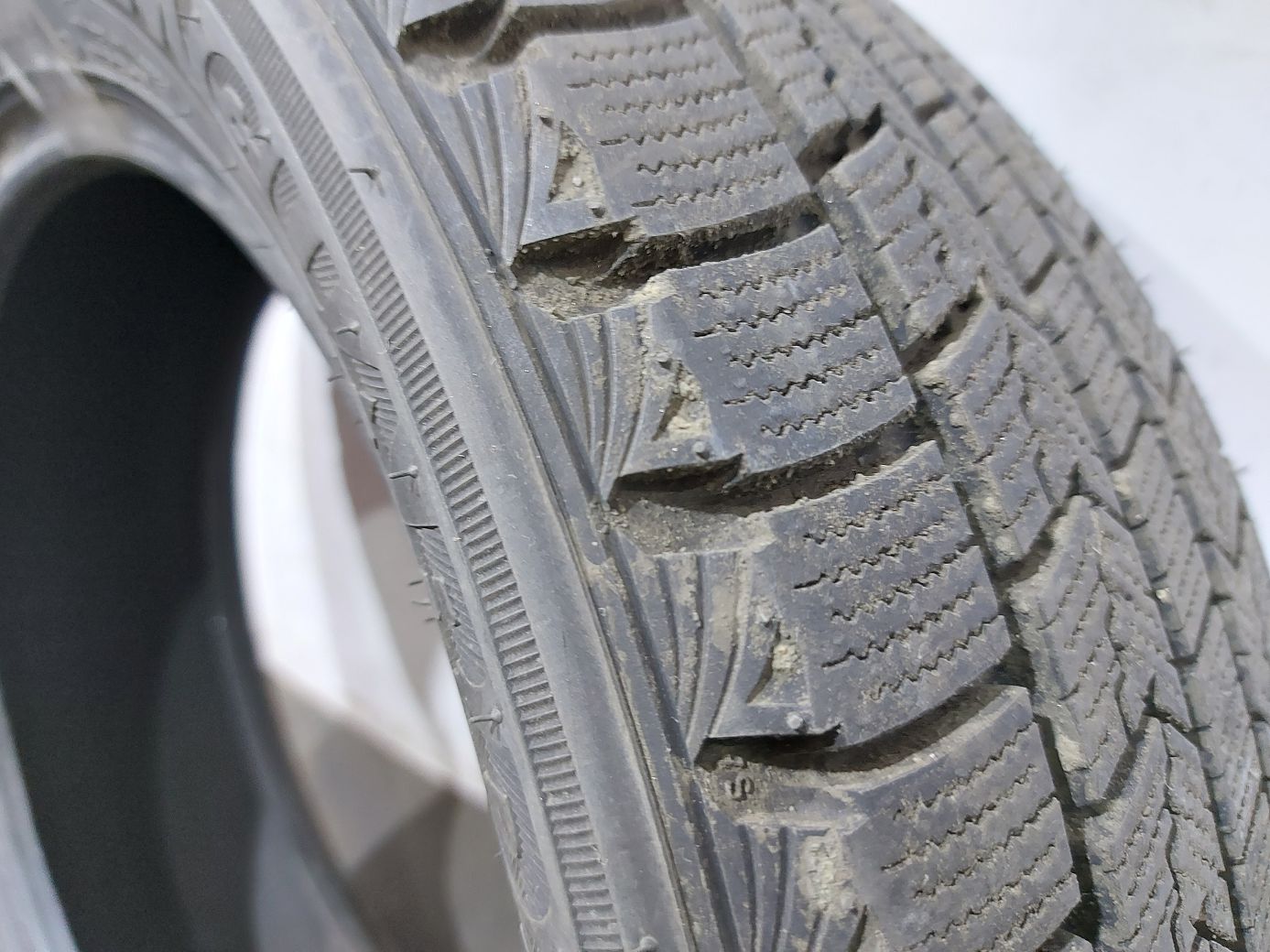 Зимние шины Гума Roadstone Winguard Ice 195/55R16 87Q зима 8