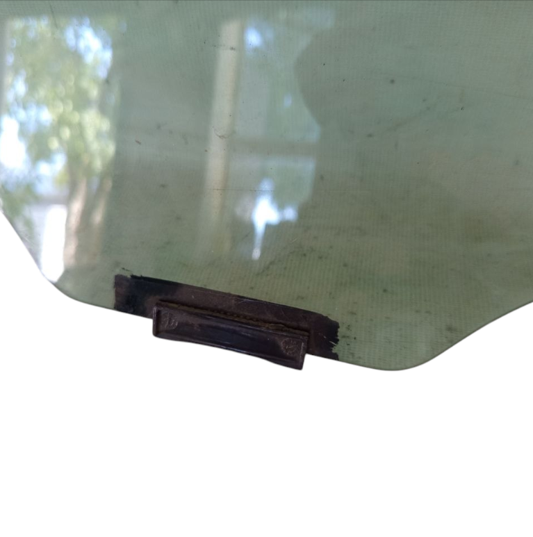 Sonata Скло дверей задньої лівої (дефект, зламано кріплення) Hyundai Sonata 2011-2015 834103S010 Hyundai Sonata 3