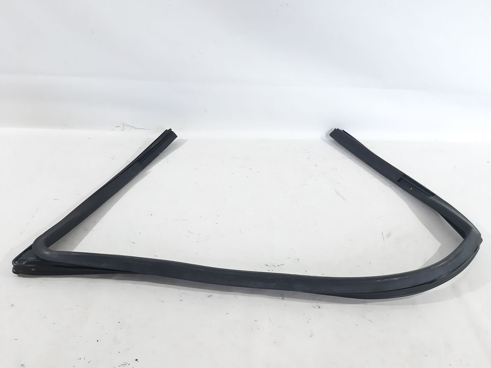 Avenger Уплотнитель стекла арки двери передней правой Dodge Avenger 2008-2014 5074004AF Dodge Avenger 4