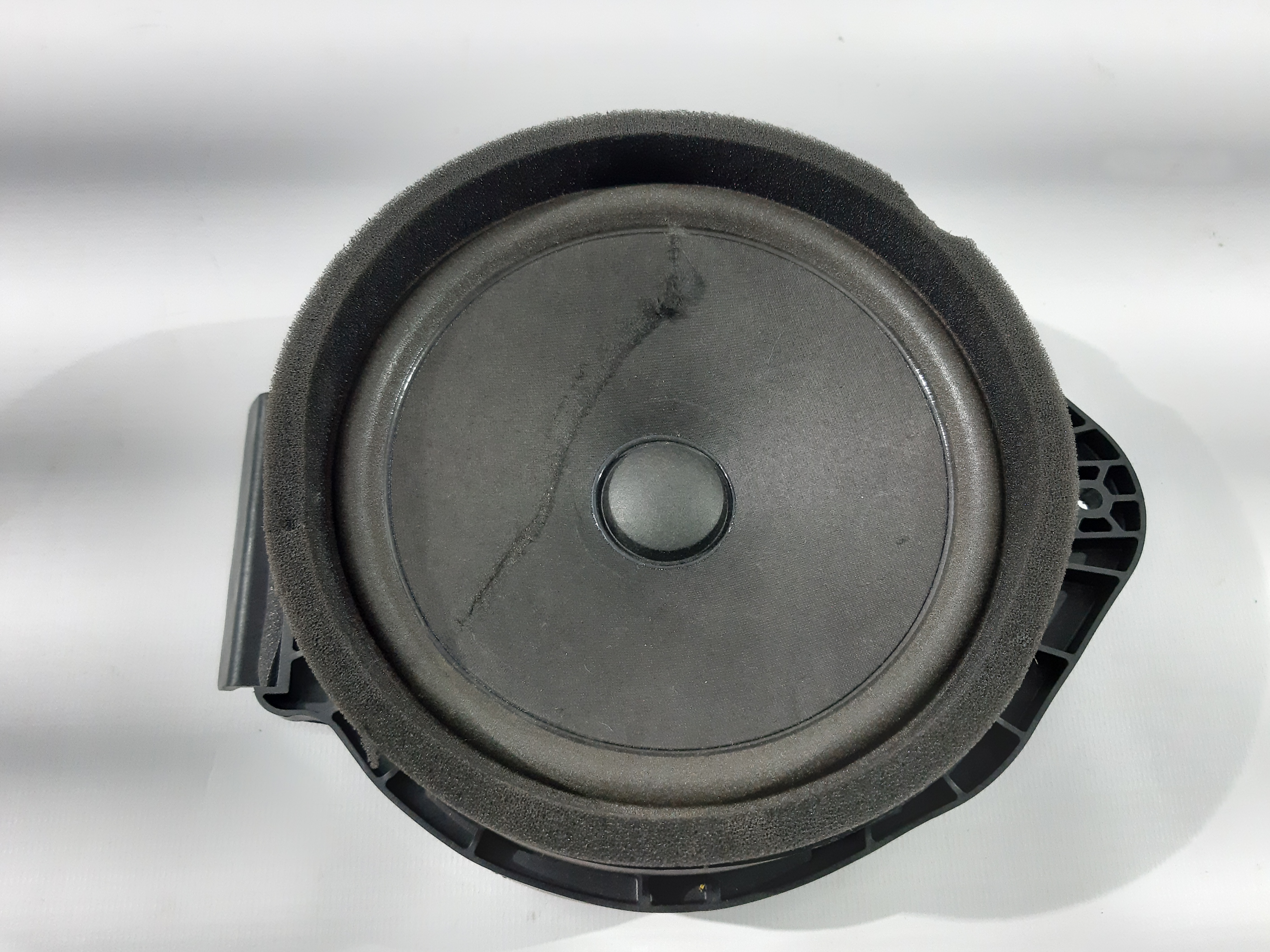 Sonic. Фронтальный динамик двери передней левой Chevrolet Sonic 2013-2020 42570737 Chevrolet Sonic