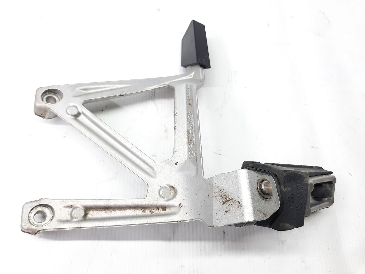 R 1200 Упор для ног пассажира правый BMW R 1200 2014 46718556264 BMW R 1200 7 R 1200 Упор для ног пассажира правый BMW R 1200 2014 46718556264 BMW R 1200 7