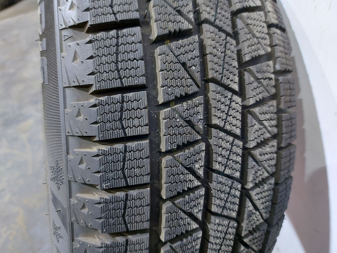 Зимние шины Гума APlus A506 185/55R16 9