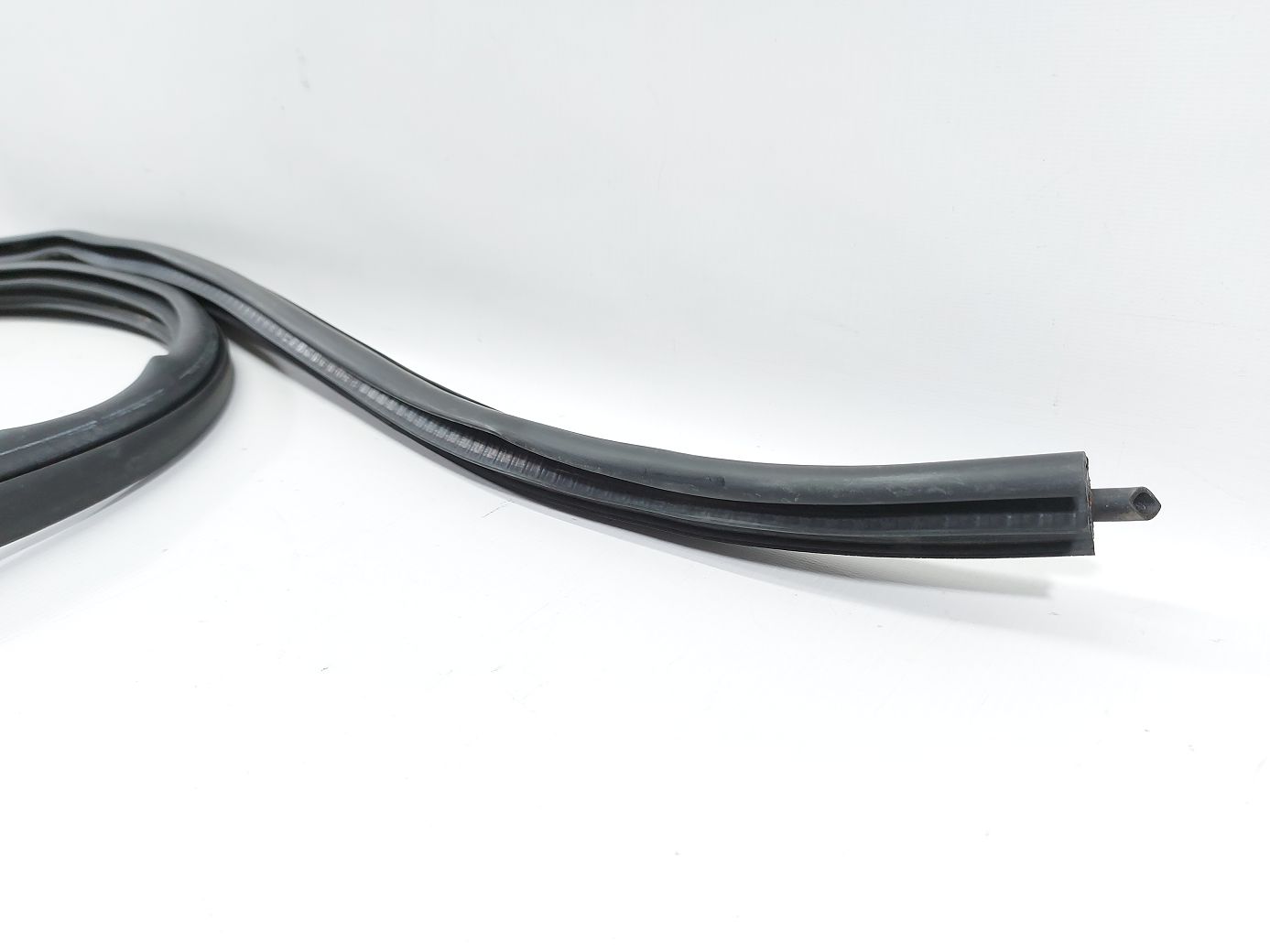 Hhr Ущільнювальна гумка отвору дверей задньої лівої Chevrolet HHR 2006-2011 19121168 Chevrolet HHR 3