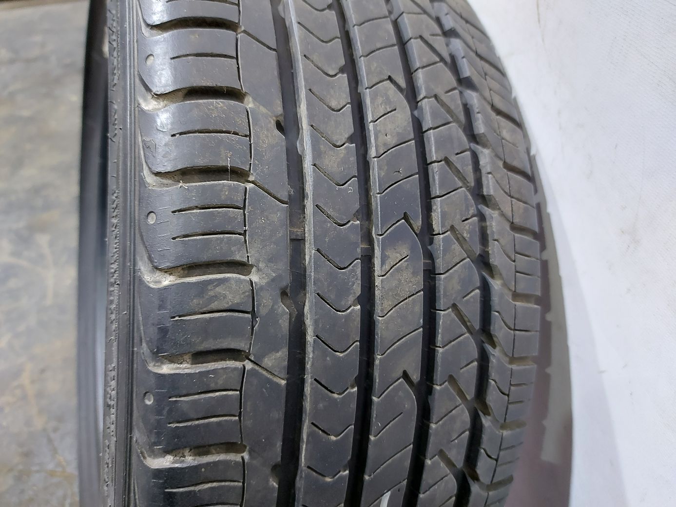 Гума Goodyear Eagle Sport (7,5mm) 215/45R17 Всесезонна 4 Гума Goodyear Eagle Sport (7,5mm) 215/45R17 Всесезонна 4
