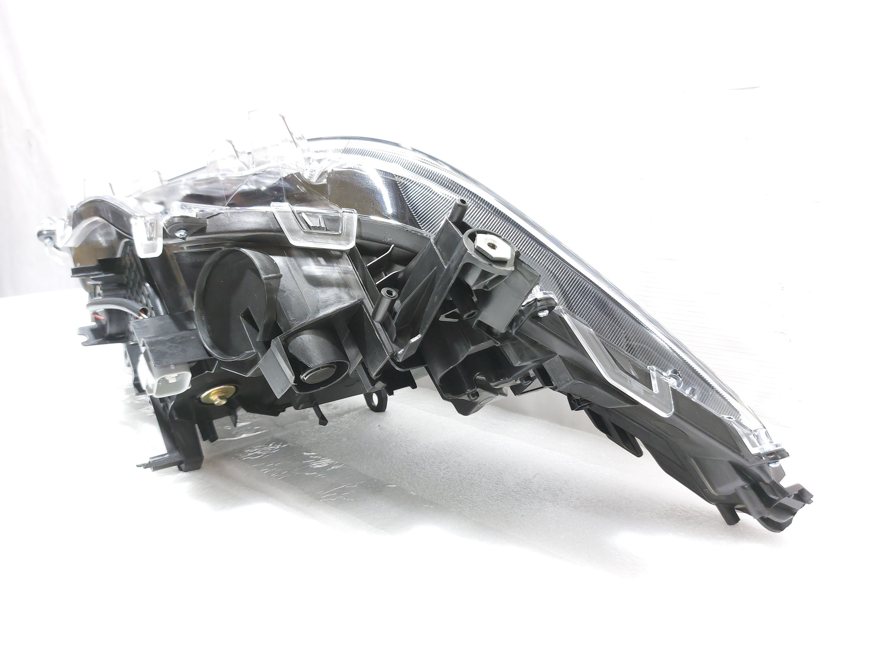 Товары с дефектами Фара передняя левая темная (дефект) Toyota RAV-4 2019 811500R151 Toyota RAV-4 6