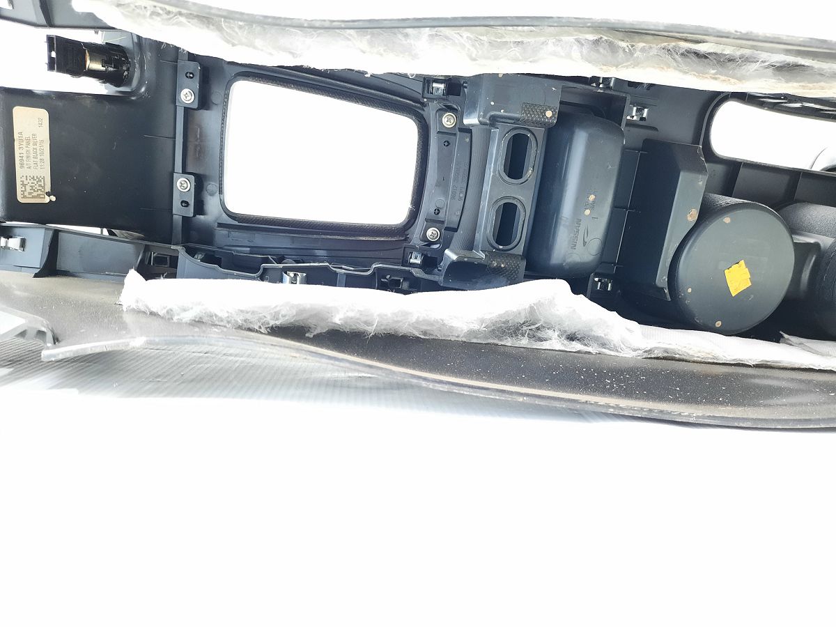 Sentra Консоль центральная Nissan Sentra 2017-2019 969114FU0A Nissan Sentra 12