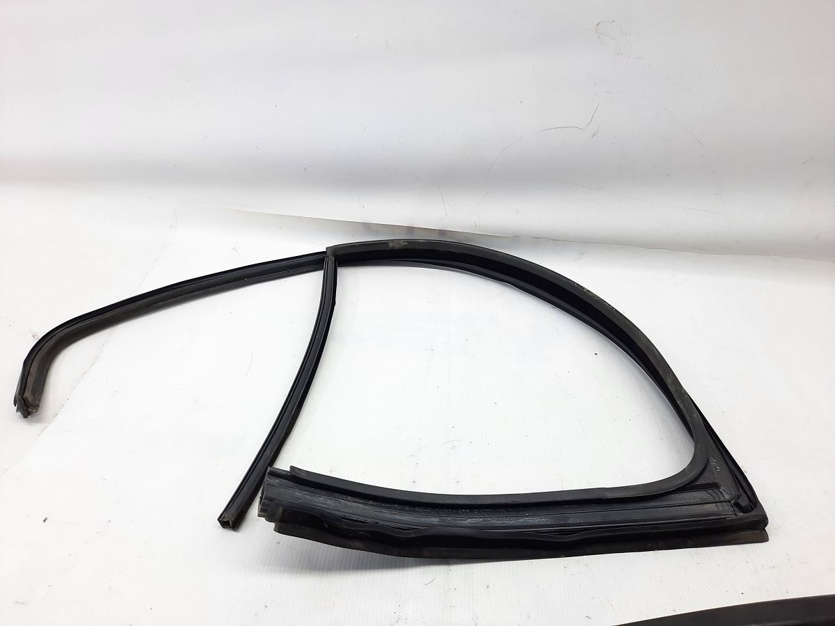 Jetta Направляюча гумка скла (кватирка) двері задньої лівої Volkswagen Jetta 2011-2018 5C68394315AP Volkswagen Jetta 3