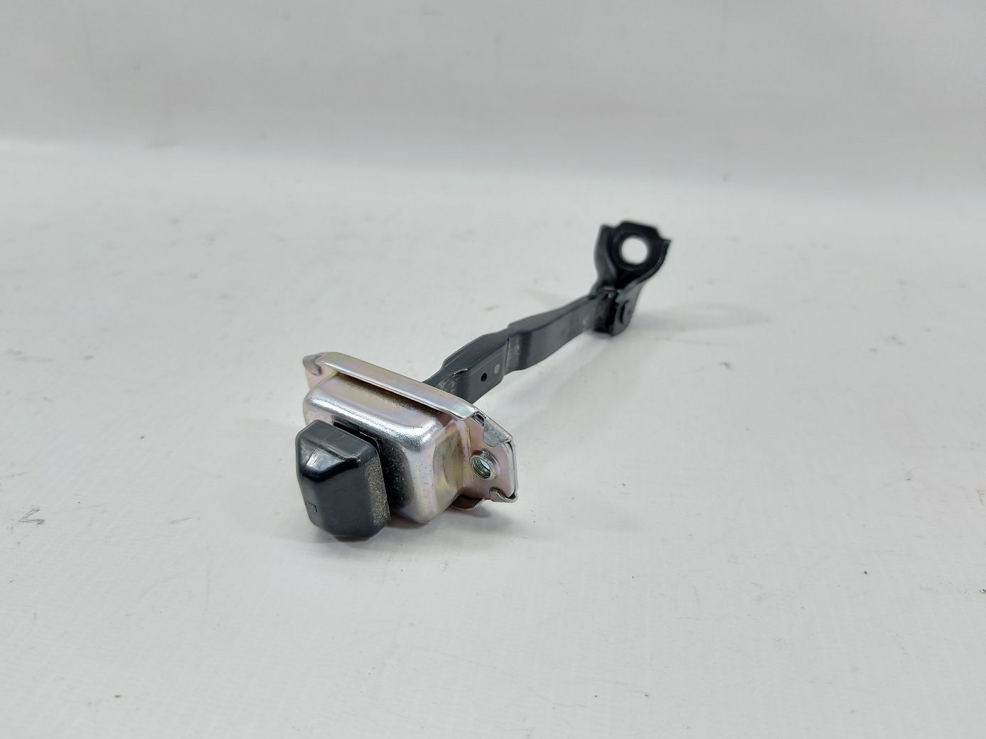 3. Обмежувач дверей передньої правої Mazda 3 2014-2018 BHN958270A Mazda 3