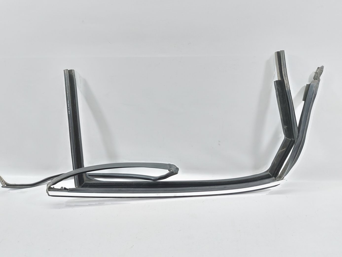 Passat s Направляюча гумка скла дверей задньої правої Volkswagen Passat S 2012-2019 561839432P5AP Volkswagen Passat S 2