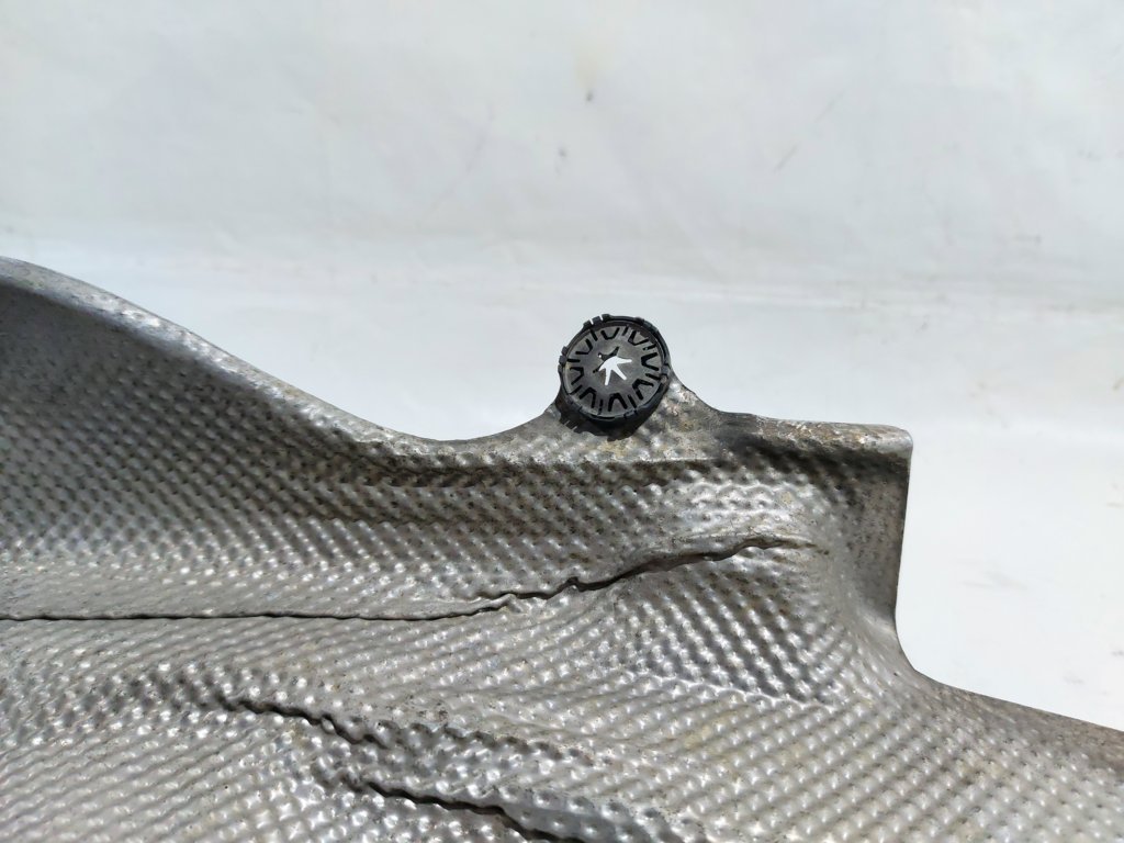 Passat s Термоэкран средней части глушителя Volkswagen Passat S 2012-2018 561825721 Volkswagen Passat S 10