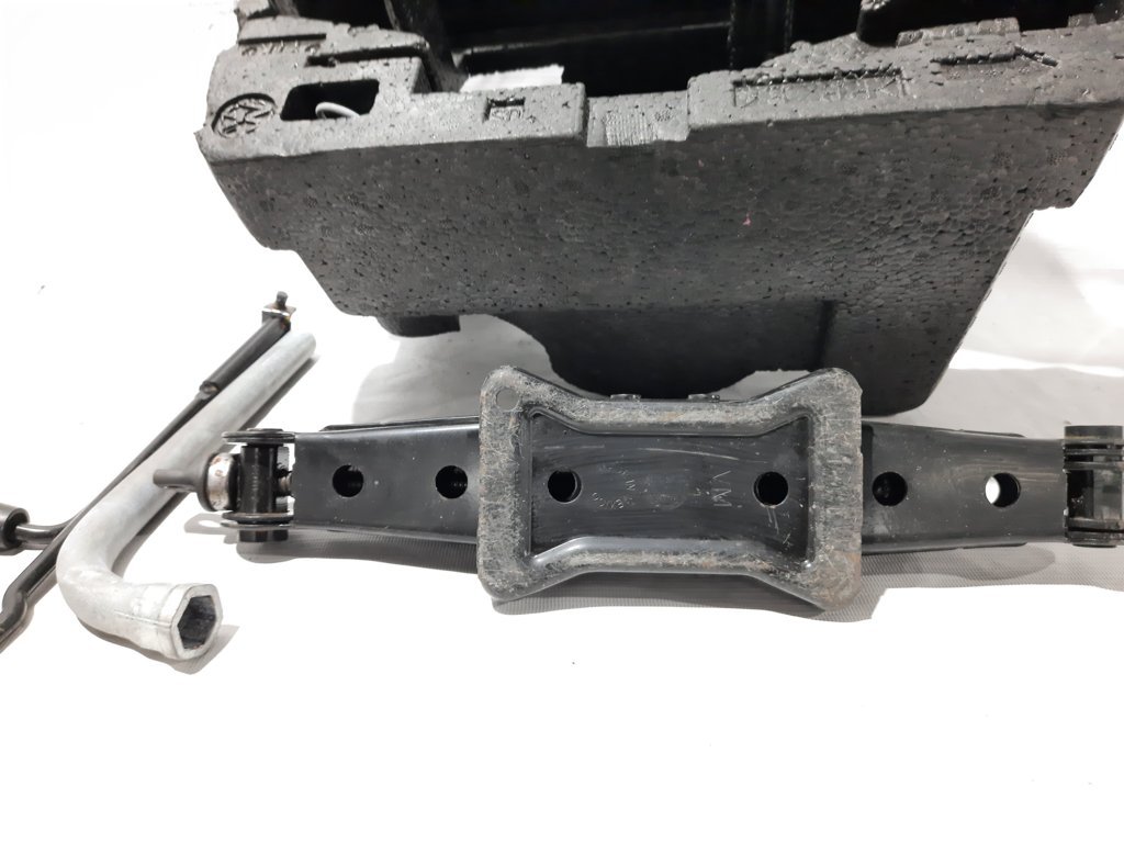 Passat s Вставка колеса запасного (пенопласт) Volkswagen Passat S 2012-2019 561012115A Volkswagen Passat S 11