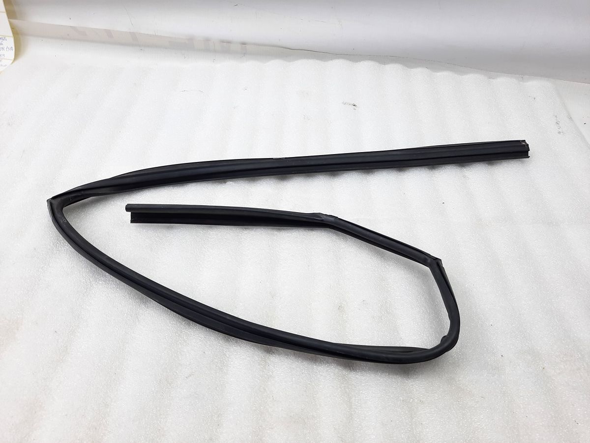 Sorento Направляющая резинка стекла двери задней левой Kia Sorento 2011-2013 835302P000 Kia Sorento 2