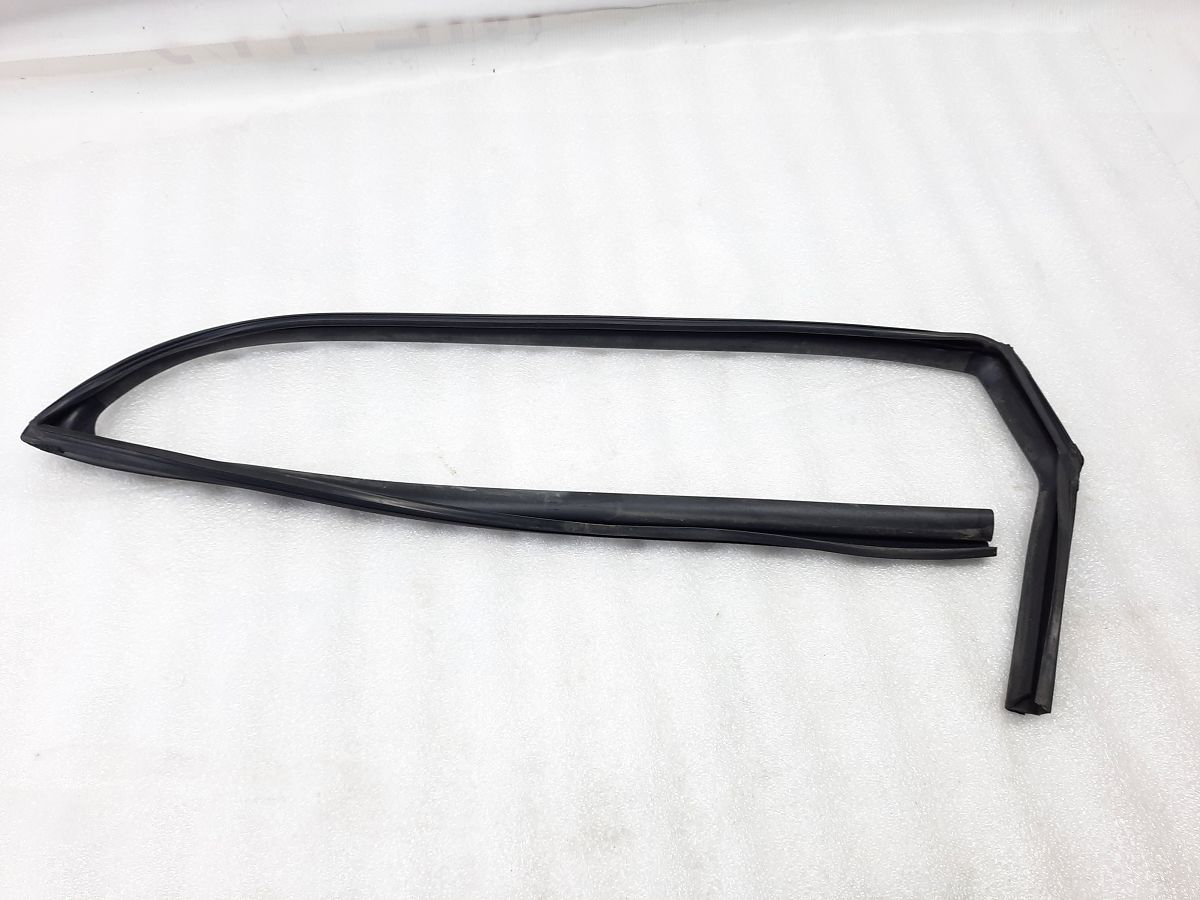 Sonata Напрямна гумка скла дверей задньої лівої Hyundai Sonata 2011-2015 835303Q000 Hyundai Sonata 2