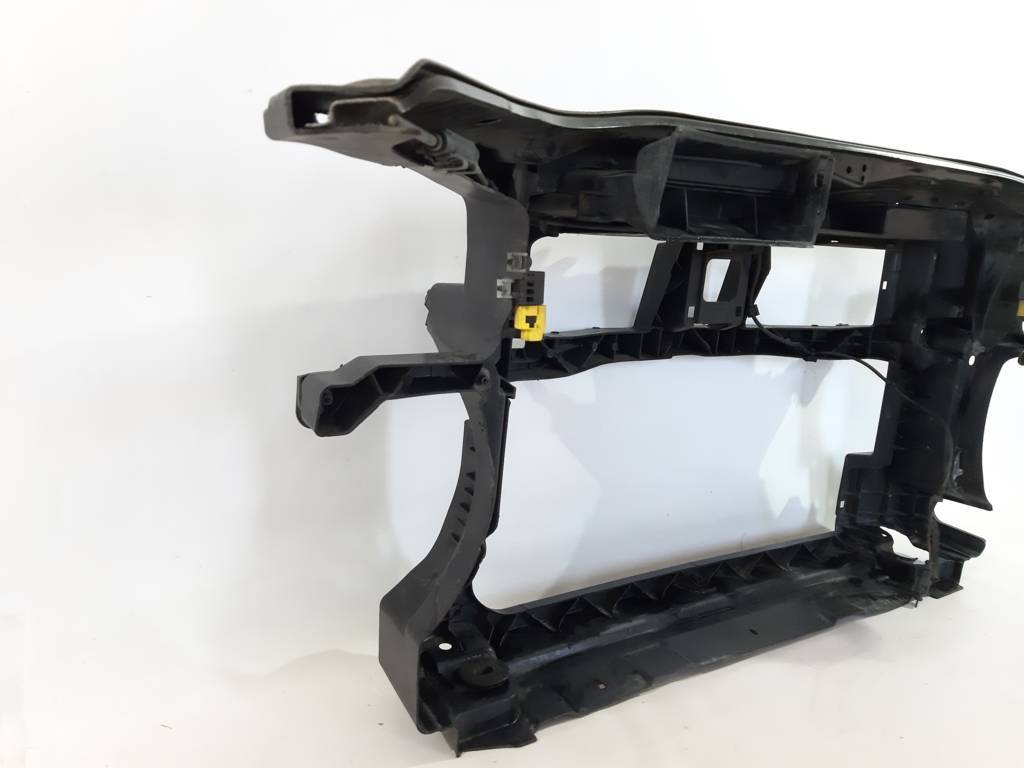 Товары с дефектами Панель передняя (телевизор) дефект Volkswagen Passat 2006-2010 3C0805588J Volkswagen Passat 8