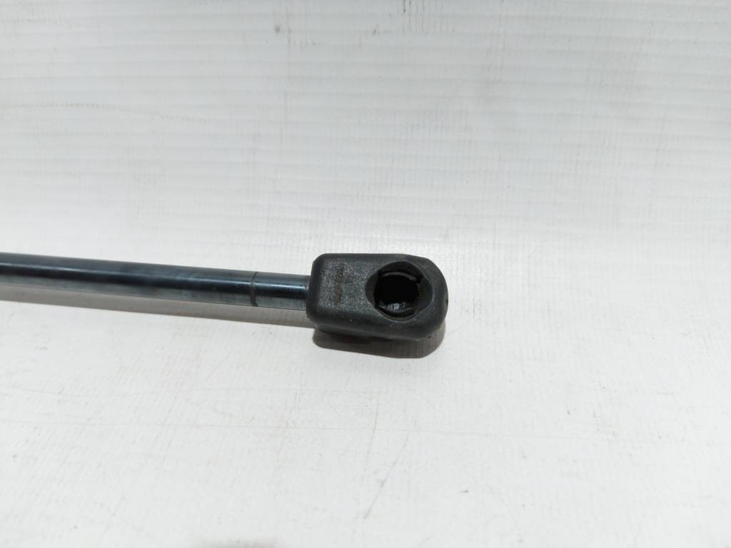3 Амортизатор крышки багажника левый Mazda 3 2014-2018 BJT663620A Mazda 3 3