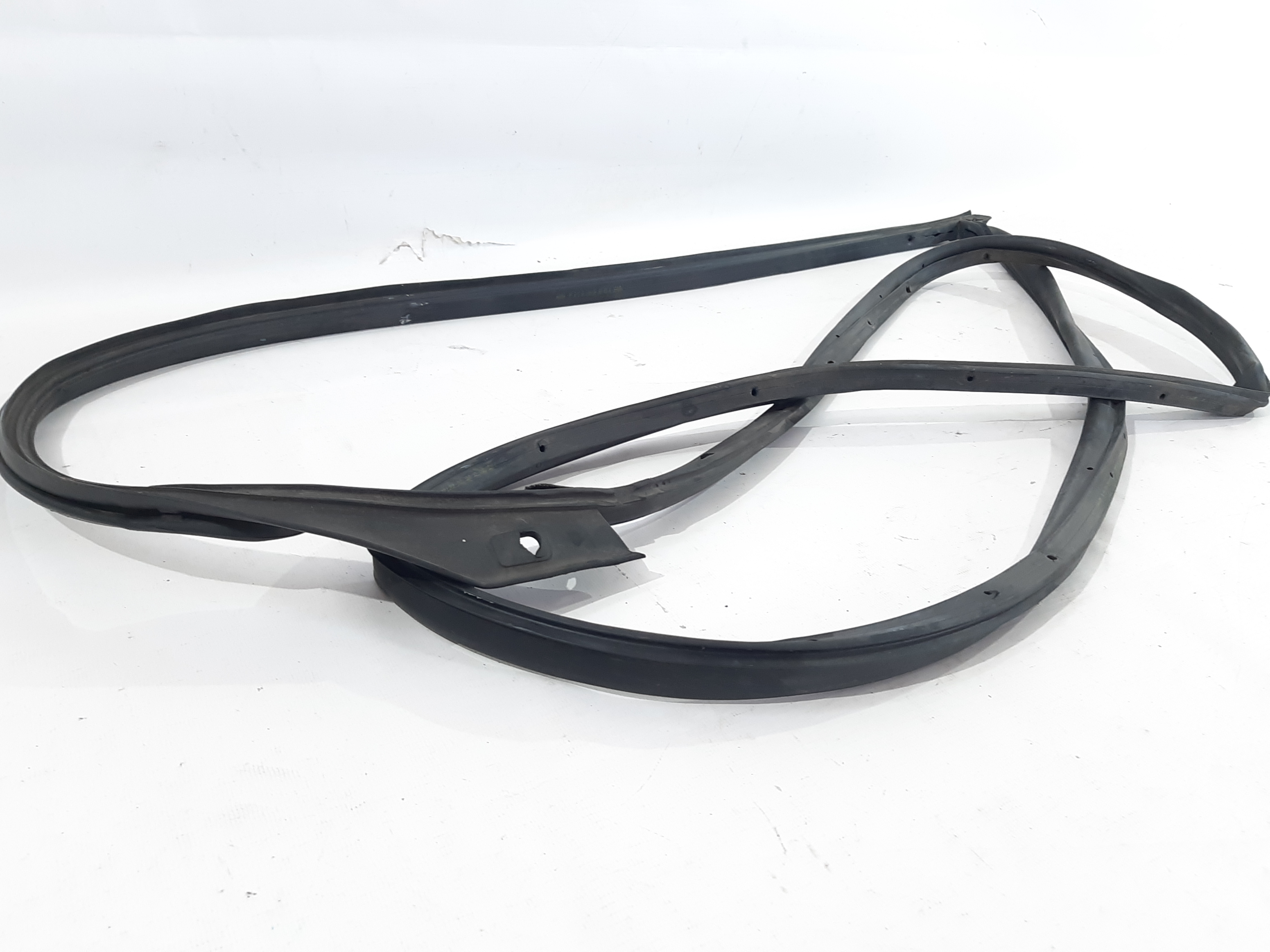 Sonata Уплотнитель двери передней левой Hyundai Sonata 2011-2015 821303S000 Hyundai Sonata 5