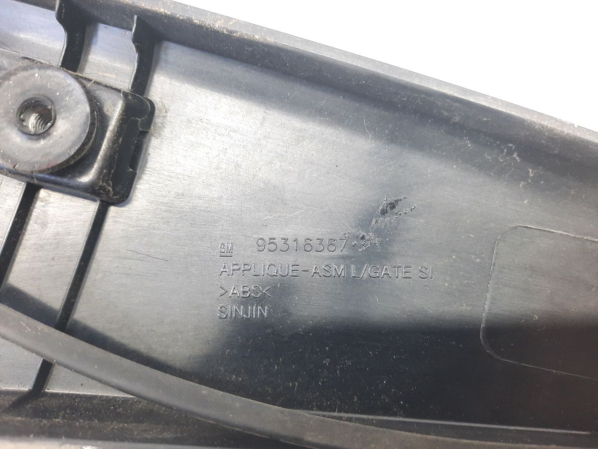 Trax Молдинг крышки багажника наружный левый Chevrolet Trax 2015-2021 95316367 Chevrolet Trax 6