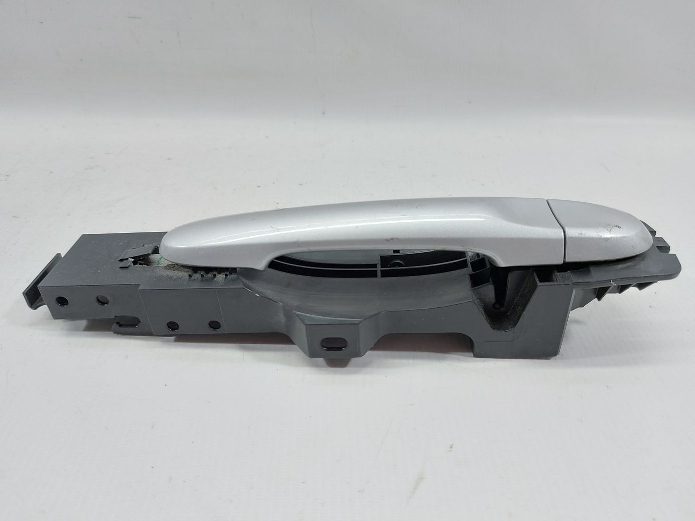 Versa note Ручка двери задней левой наружная (серая) Nissan Versa Note 2014-2019 826403WC1A Nissan Versa Note 3