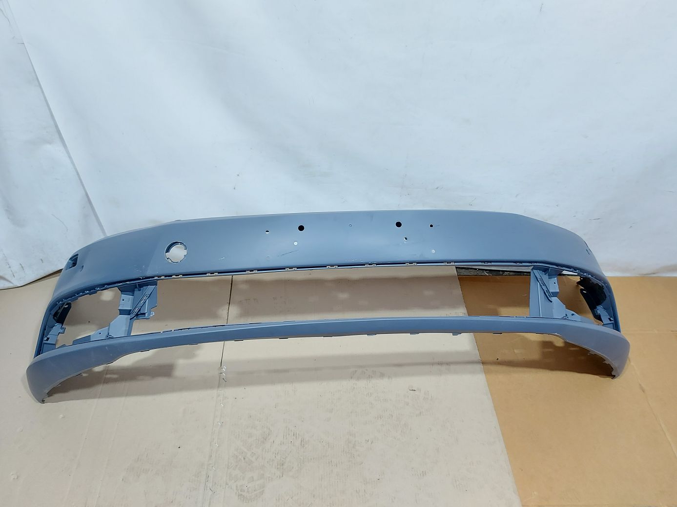 Товары с дефектами. Бампер передний (вмятина, сломан угол) Volkswagen Passat CC 2012-2017 3C8807221F Volkswagen Passat CC