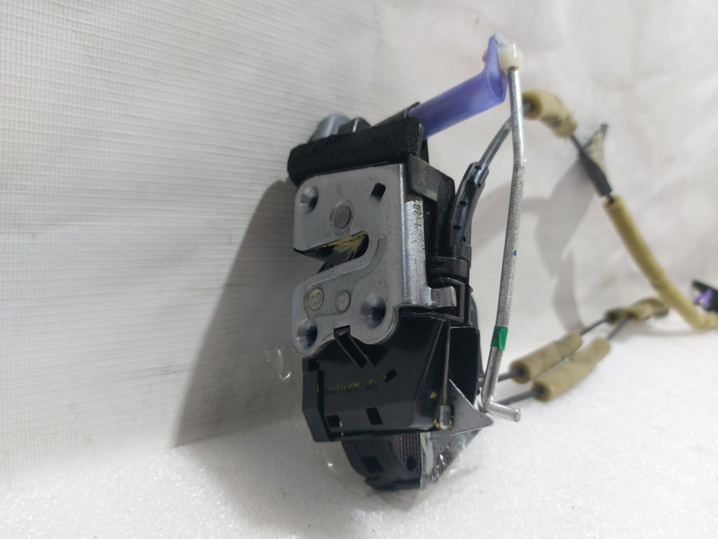 Versa Замок двері передньої правої Nissan Versa 2012-2019 805003BA0A Nissan Versa 2