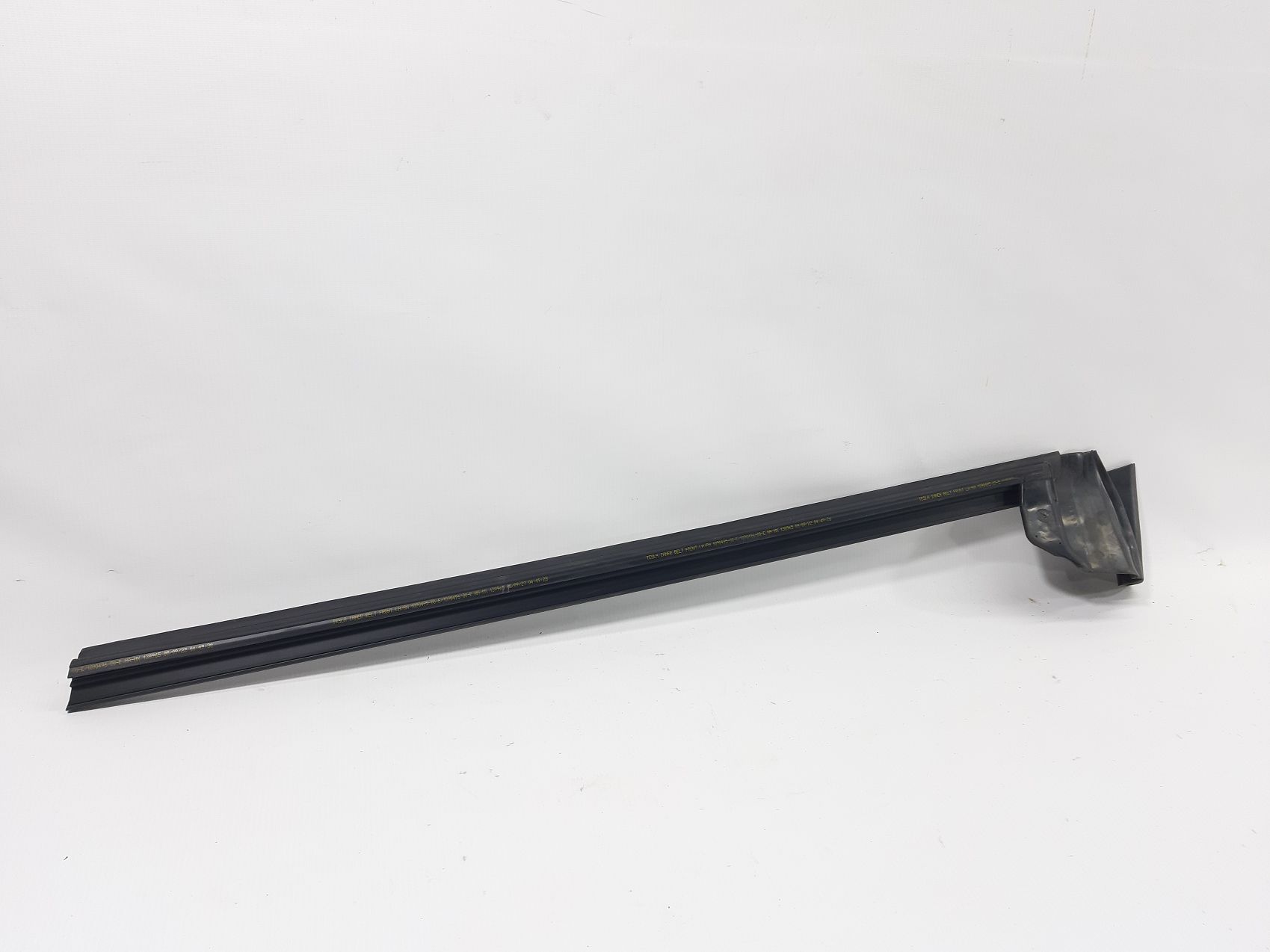 Model 3. Уплотнитель стекла двери передней правой внутренний Tesla Model 3 2020-2023 109049600E Tesla Model 3